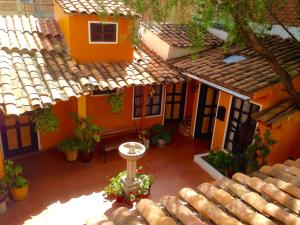 - une vue sur une maison orange dans l'établissement Hotel Churup, à Huaraz