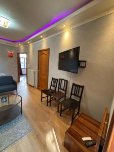 TV a/nebo společenská místnost v ubytování Perfect Stay for Events 1BR and Sofa Bed near Expo 12