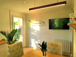 Φωτογραφία από το άλμπουμ του Oasis σε Ménesplet