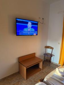 A television and/or entertainment centre at Hotel Giorgio
