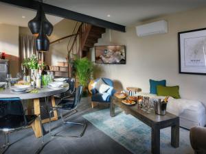 Ruang duduk di Maison Guigone - OVO Network