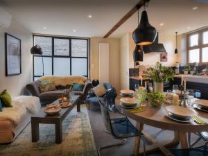 Ruang duduk di Maison Guigone - OVO Network
