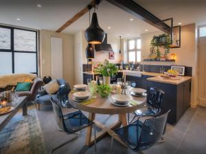 Dapur atau dapur kecil di Maison Guigone - OVO Network