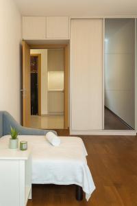 Un dormitorio con una cama y una ventana grande. en Sajam Nest Apartment, en Novi Sad