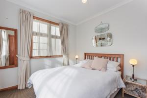 The Signal - Stylish Deco Apt with Deck and Marina View客房内的一张或多张床位