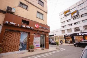 ein Laden an einer Straßenseite mit Gebäuden in der Unterkunft Stay & Go room in Shkodra