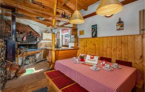 Posezení v ubytování Cozy Home In Sunger With Sauna