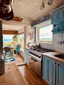 Kuchyň nebo kuchyňský kout v ubytování Three bedroom beach bungalow, Spectacular sea views