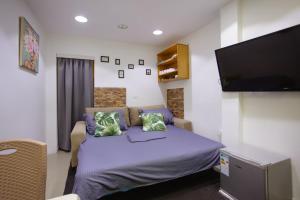 ein Schlafzimmer mit Bett und Flachbildfernseher in der Unterkunft Stay & Go room in Shkodra