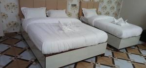 Un pat sau paturi într-o cameră la Hotel Dev Inn