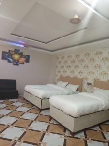 Un pat sau paturi într-o cameră la Hotel Dev Inn +29 fotografii