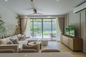Χώρος καθιστικού στο Laguna Beachfront 3BR Cozy Condo