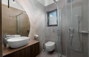 Ένα μπάνιο στο Stunning Home In Kras With Wifi +31 φωτογραφίες