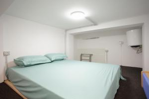 Un dormitorio con una cama blanca con dos almohadas. en Stay & Go room, en Shkodër