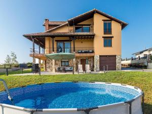 OngayoにあるMagnifica casa con vistas espectacularesのヴィラ(家の前にスイミングプール付)