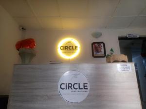 Certifikát, hodnocení, plakát nebo jiný dokument vystavený v ubytování The Circle, Ayobo - Lodging & Bar