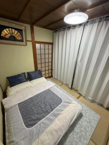Postel nebo postele na pokoji v ubytování 京都缘屋九条店kyoto-Enishiya guesthouse kujo NEW OPEN 新开业免费西式早餐