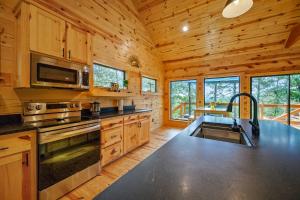 Dapur atau dapur kecil di Once Upon A View! Floating Hammock, Hot Tub, Firewood, Views! +21 gambar