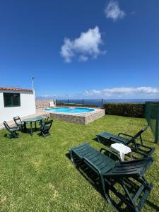 ein Garten mit Liegestühlen und einem Swimmingpool in der Unterkunft Northeast Azores, Rocha Mar House in Nordestinho