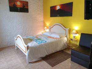 ein Schlafzimmer mit einem weißen Bett und einer gelben Wand in der Unterkunft Northeast Azores, Rocha Mar House in Nordestinho + 27 Fotos