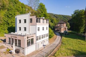 塞米利Hotel Spálov的一栋白色建筑和一栋房屋的鸟瞰图