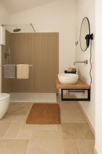 ein Badezimmer mit Waschbecken und Dusche in der Unterkunft Silenza B&B, Charme, Comfort e Relax nel Gargano in Mattinata + 32 Fotos