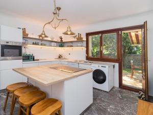 a kitchen with a counter and a washer and dryer at Preciosa y amplia casa con piscina in Liendo