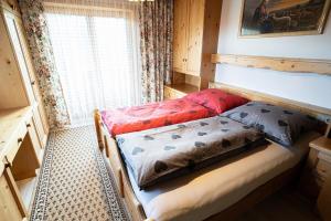 a bedroom with two beds and a window at Ferienwohnung Tamara in Patergassen