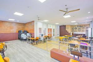 マニラにあるBelvilla College Residences In University Belt, Metro Manilaのダイニングエリア(テーブル、椅子付)