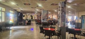 Restaurace v ubytování A ESTRENAR PRECIOSOS APARTAMENTOS APARTHOTEL INTER2, NEW APARTMENTS lN APARTHOTEL 12 months open! self check in! RESERVA Garaje!
