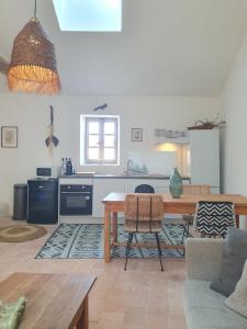 Kuchyň nebo kuchyňský kout v ubytování Maison Grand Rue - Vue Exceptionnelle sur le Luberon