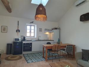 Kuchyň nebo kuchyňský kout v ubytování Maison Grand Rue - Vue Exceptionnelle sur le Luberon