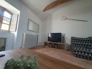 TV a/nebo společenská místnost v ubytování Maison Grand Rue - Vue Exceptionnelle sur le Luberon