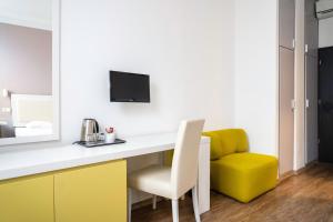 A television and/or entertainment centre at Hotel Metro
