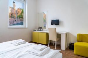 A bed or beds in a room at Hotel Metro