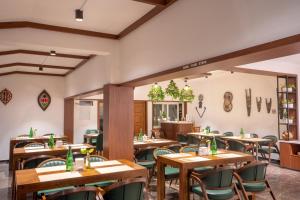 Green Nest Resort Ooty餐厅或其他用餐的地方