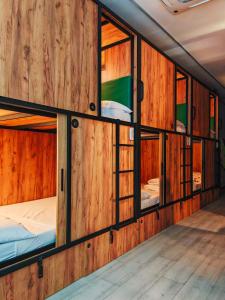 un grupo de literas en una habitación con paredes de madera en Urban Inn Madrid, en Madrid