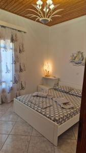 ein Schlafzimmer mit zwei Betten und einer Decke in der Unterkunft Theoni Apartments Kastraki Naxos in Kastraki Naxos