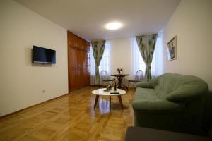 Televízia a/alebo spoločenská miestnosť v ubytovaní A&G Apartments