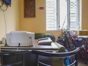 a microwave sitting on top of a wooden table at Hotel O Urban Village Guest House in Kolkata