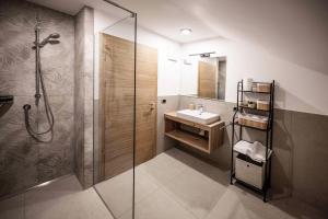 un bagno con doccia e lavandino di Active Hotel Sonne a Gais Altre 47 foto