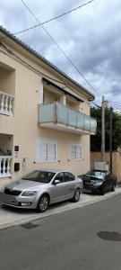 Dos coches aparcados delante de un edificio en Villa ANA, en Crikvenica