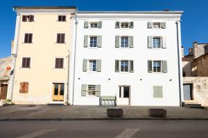 Bygningen som lejligheden ligger i + 3 billeder