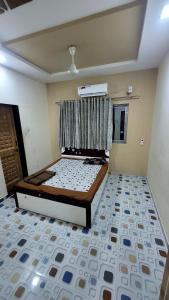 una camera da letto con un letto in una stanza con una finestra di Ganesh Farm House a Surat Altre 14 foto