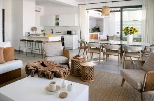 un soggiorno e una cucina con tavolo e sedie di Magnificent Protaras Villa Villa Chelsea 3 Bedrooms Private Outdoor Pool a Protaras