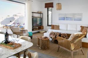 un soggiorno con un divano e un tavolo di Magnificent Protaras Villa Villa Chelsea 3 Bedrooms Private Outdoor Pool a Protaras