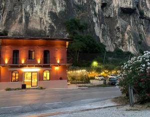 DolcèにあるLocanda Terra dei Fortiの夜の山前の建物