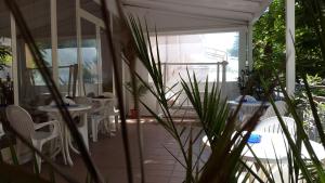 Un patio o zona al aire libre en Hotel Nives