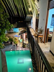 mit Blick auf einen Balkon mit einem grünen Tisch in der Unterkunft River view cottage in Timbulketiya