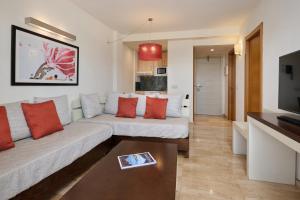Telewizja i/lub zestaw kina domowego w obiekcie Grupotel Alcudia Suite